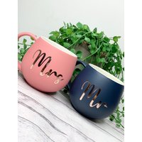 Mr & Mrs Coral Und Navy Paar Hug Tasse Set 450Ml von Designsbyaliciaa