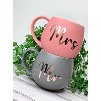 Mr & Mrs Koralle Und Kohle Paar Hug Becher Set 450Ml von Designsbyaliciaa