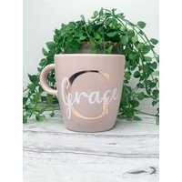 Personalisierte Rosa Tassen Mit Rosegold Initial Und Weißem Namen von Designsbyaliciaa