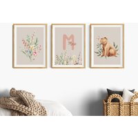 Kinderzimmer Bilder Mädchen, Bär Mit Schmetterling Und Blumen, Aquarell Altrosa Beige Poster Set Als Kinderzimmerdeko, Bilderset Tieren von Designstage