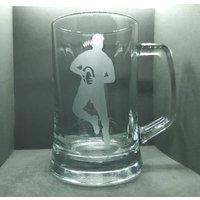 Bulldogge Spieler Hand Geätzter Pint Glas Bierkrug - Personalisiert von DesirableIcon