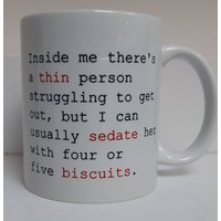 Dünne Person Im Inneren.... Lustige Keramik Becher von DesirableIcon