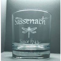 Outlander Inspiriert Sassenach Geätztes Becherglas - Personalisiert von DesirableIcon