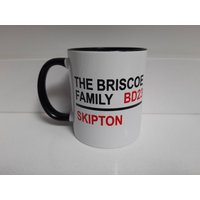 Personalisiertes Familien-straßenschild Keramikbecher von DesirableIcon