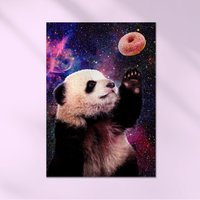 1 X Weltraum Panda Portrait Poster - Bär Tiere Tier Pandas Donut Leckereien Lustig Universum Grafik Wand Foto-Druck A4 | A3 von DestinationVinylLtd