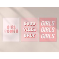 3 X Girls Vibes Poster - Teenager Studentenwohnheim Zimmer Trio Von Drucken Porträt Plakat Kunstwerk Kunst Funktion Foto Dekoration Wand | Din A4 A3 von DestinationVinylLtd