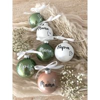 Weihnachtskugeln Personalisiert Mit Name Und Schleife Weihnachtsbaumkugeln Christbaumkugeln Aus Glas 5cm Weihnachtsgeschenk Weihnachtskugeln Personalisiert Mit Name Und Schleife Weihnachtsbaumkugeln Christbaumkugeln Aus Glas 5cm Weihnachtsgeschenk von DetailsLiebe