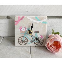 Handbemalte Uhr Aus Marmorfliese Inkl. Holzständer, Kleine Tischuhr, Regaluhr, Standuhr Mit Fahrradmotiv von DevinitaArtCreation