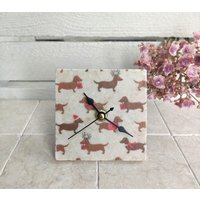 Uhr Aus Marmorfliese , Kleine Tischuhr, Standuhr Mit Dachshund Motiv von DevinitaArtCreation