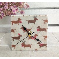 Uhr Aus Marmorfliese Inkl. Holzständer, Kleine Tischuhr, Regaluhr, Standuhr Mit Dachshund Motiv von DevinitaArtCreation