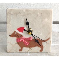 Uhr Aus Marmorfliese Inkl. Holzständer, Kleine Tischuhr, Regaluhr, Standuhr Mit Dachshund Motiv von DevinitaArtCreation
