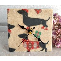 Uhr Aus Marmorfliese Inkl. Holzständer, Kleine Tischuhr, Regaluhr, Standuhr Mit Dachshund Motiv von DevinitaArtCreation