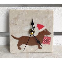Uhr Aus Marmorfliese Inkl. Holzständer, Kleine Tischuhr, Regaluhr, Standuhr Mit Dachshund Motiv von DevinitaArtCreation