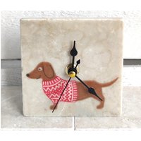 Uhr Aus Marmorfliese Inkl. Holzständer, Kleine Tischuhr, Regaluhr, Standuhr Mit Dachshund Motiv Uhr Aus Marmorfliese Inkl. Holzständer, Kleine Tischuhr, Regaluhr, Standuhr Mit Dachshund Motiv von DevinitaArtCreation