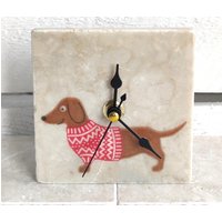 Uhr Aus Marmorfliese , Kleine Tischuhr, Standuhr Mit Dachshund Motiv von DevinitaArtCreation