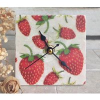 Uhr Aus Marmorfliese , Kleine Tischuhr, Standuhr Mit Erdbeeren Motiv von DevinitaArtCreation