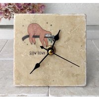 Uhr Aus Marmorfliese , Kleine Tischuhr, Standuhr Mit Faultier Motiv von DevinitaArtCreation