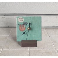 Uhr Aus Marmorfliese Inkl. Holzständer, Kleine Tischuhr, Regaluhr, Standuhr Mit Faultier Motiv von DevinitaArtCreation