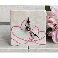 Uhr Aus Marmorfliese Inkl. Holzständer, Kleine Tischuhr, Regaluhr, Standuhr Mit Herzmotiv von DevinitaArtCreation