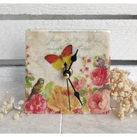 Uhr Aus Marmorfliese Inkl. Holzständer, Kleine Tischuhr, Regaluhr, Standuhr Mit Schmetterling Und Blumen Motiv von DevinitaArtCreation