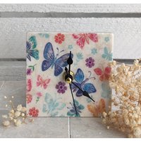 Uhr Aus Marmorfliese , Kleine Tischuhr, Standuhr Mit Schmetterling Und Blumen Motiv von DevinitaArtCreation