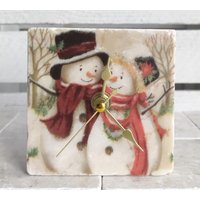 Uhr Aus Marmorfliese Inkl. Holzständer, Kleine Tischuhr, Regaluhr, Standuhr Mit Schneemann Und Schneefrau Die Sich Umarmen Uhr Aus Marmorfliese Inkl. Holzständer, Kleine Tischuhr, Regaluhr, Standuhr Mit Schneemann Und Schneefrau Die Sich Umarmen von DevinitaArtCreation