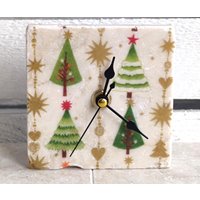 Uhr Aus Marmorfliese Inkl. Holzständer, Kleine Tischuhr, Regaluhr, Standuhr Mit Geschmückten Tannenbäumen Und Weihnachtsdekoration Uhr Aus Marmorfliese Inkl. Holzständer, Kleine Tischuhr, Regaluhr, Standuhr Mit Geschmückten Tannenbäumen Und Weihnachtsdekoration von DevinitaArtCreation