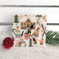 Uhr Aus Marmorfliese Inkl. Holzständer, Kleine Tischuhr, Regaluhr, Standuhr Für Den Winter Mit Tannenbäumen, Wollmütze Und Wollschal, Etc von DevinitaArtCreation