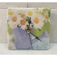 Uhr Aus Marmorfliese Inkl. Holzständer, Kleine Tischuhr, Regaluhr, Standuhr Mit Blumen - Und Gießkannenmotiv Uhr Aus Marmorfliese Inkl. Holzständer, Kleine Tischuhr, Regaluhr, Standuhr Mit Blumen - Und Gießkannenmotiv von DevinitaArtCreation