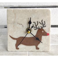 Uhr Aus Marmorfliese Inkl. Holzständer, Kleine Tischuhr, Regaluhr, Standuhr Mit Dachshund Motiv von DevinitaArtCreation