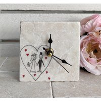 Uhr Aus Marmorfliese Inkl. Holzständer, Kleine Tischuhr, Regaluhr, Standuhr Mit Hochzeitmotiv von DevinitaArtCreation