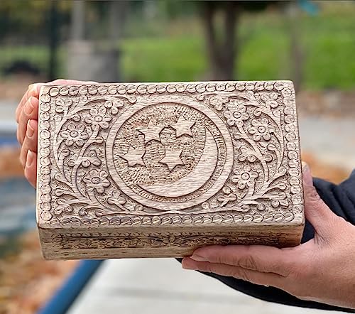 DharmaObjects Himmlische Mond und Sterne handgeschnitzte Aufbewahrungsbox aus Holz (groß, Mond und Sterne) von DharmaObjects