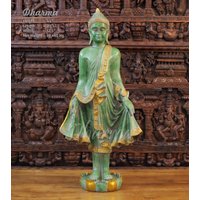 Messing Buddha Stehend Auf Lotus-Plattform Mit Fließendem Cape in Grüner Patina & Goldfinish - Nepal Make 1200 Hrs Of Craftsmanship von DharmaStatues