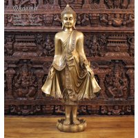 Messing Ceremonial Buddha Stehend Auf Einer Lotus-Plattform Mit Fließendem Cape in Goldener Glasur-Finish - Nepal Make 1200 Stunden Handwerkskunst von DharmaStatues