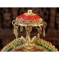 Messing Lakshmi Ruhend Auf Einem Aufwendigen Thronstein in Halbedelsteinen - Hergestellt Thanjavur, Südindien | Tempelidolen von DharmaStatues