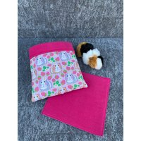 Kuschelsack Inkl. Pipipad Meerschweinchen Guinea Pig -Himbeeren/Pink von DiBisPipiPad