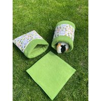 Set Kuschel-Tunnel/Kuschel-Sack Inkl. Pipipad Meerschweinchen "Guinea Pig Brombeeren/Grün" von DiBisPipiPad