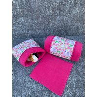 Set Kuschel-Tunnel/Kuschel-Sack Inkl. Pipipad Meerschweinchen "Guinea Pig Himbeeren/Pink" von DiBisPipiPad