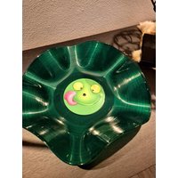 Bunte Schallplatten Schale Aus Einer Echten Vinyl Schallplatte Die Zu Einem Außergewöhnlichen Dekoration/Kunstobjekt Verarbeitet Wurde Bunte Schallplatten Schale Aus Einer Echten Vinyl Schallplatte Die Zu Einem Außergewöhnlichen Dekoration/Kunstobjekt Verarbeitet Wurde von DiWaUpcycling