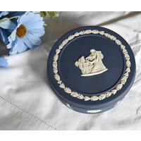 Vintage Wedgwood Jaspisware Runde Deckeldose in Portland Blau von DianaVintageEmporium