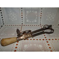 Vintage Metall Handmixer Mit Holz Griff von DianneDeals