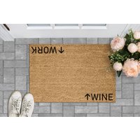 Wine Work Türmatte - Willkommen Matte Nach Maß Welcome Funny von DiceCubeCo
