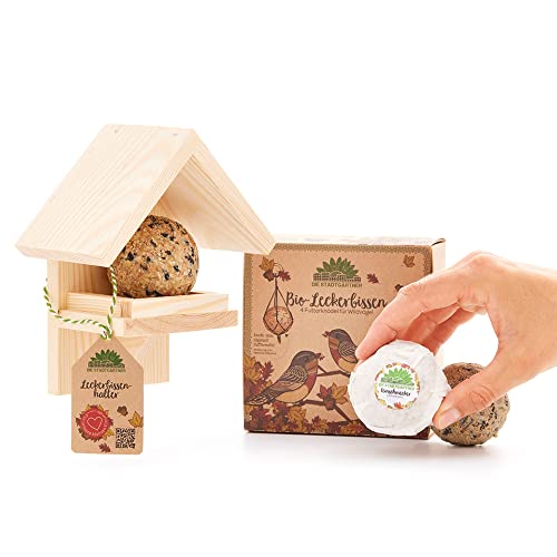 Die Stadtgärtner Leckerbissenhalter Ink. 4 Bio-Leckerbissen I Halterung für Futterknödel zum Vögel füttern I Geschenkidee für Naturliebhaber, Kinder I Liebevoll verpackt in Handarbeit in Deutschland Die Stadtgärtner Leckerbissenhalter Ink. 4 Bio-Leckerbissen I Halterung für Futterknödel zum Vögel füttern I Geschenkidee für Naturliebhaber, Kinder I Liebevoll verpackt in Handarbeit in Deutschland von Die Stadtgärtner
