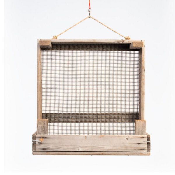 Die Stadtgärtner Upcycling Gartenregal aus rustikalem Zwiebelsieb (50 x 26,5 x 51 cm) von Die Stadtgärtner