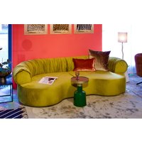 Organisch geformtes 3-Sitzer Sofa Emira in ockergrünem Samt von Die Waescherei Hamburg