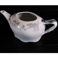 Royal Copenhagen Kleine Kanne Midsummer Night's Dream Mit Libelle 10036-72 /1#z4 Royal Copenhagen Kleine Kanne Midsummer Night's Dream Mit Libelle 10036-72 /1#z4 von DieAufraeumerDE