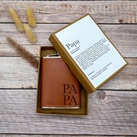 Personalisierter 8Oz Leder Flachmann Im Geschenkkarton | Vatertagsgeschenk Geschenk Für Papa von DieDekoStube
