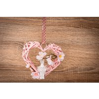 Fensterdeko Türdeko Hängen Herz Deko Für Ostern Mit Hase Und Blumen Zum Hinhängen. Osterschmuck Frühling Rosa Weiß Rustikal Landhausstil Fensterdeko Türdeko Hängen Herz Deko Für Ostern Mit Hase Und Blumen Zum Hinhängen. Osterschmuck Frühling Rosa Weiß Rustikal Landhausstil von DieDekobude