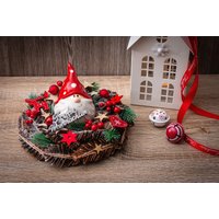 Wichtel Kranz Adventgesteck Nikolaus Tischdeko Frohe Weihnachten Deko Rot Weiß Gesteck Mitbringsel Präsent Tannenzweig Sterne Adventskranz von DieDekobude
