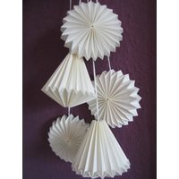 Wohndeko Geschenk Plisseeanhänger Deko Aus Papier Papierblüten Weiß Wohndeko Geschenk Plisseeanhänger Deko Aus Papier Papierblüten Weiß von DieFalterei